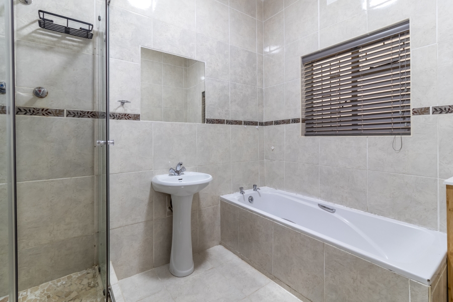 5 Bedroom Property for Sale in Uitsig Western Cape